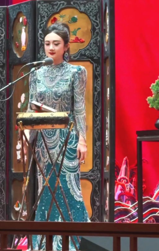 有多少人会跟我一样，第一眼把照片中的这位美女认成了赵丽颖？不过她身材高挑，比赵丽