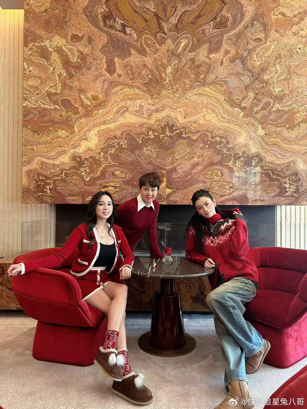 赌王女儿何超欣晒圣诞照奚梦瑶何超欣梁安琪一起过圣诞赌王女儿何超欣晒圣诞照，婆媳