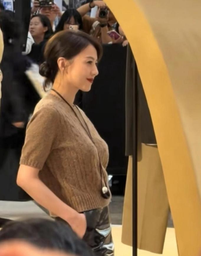 高圆圆真的是越老越有味道，这身材比年轻的时候还好看