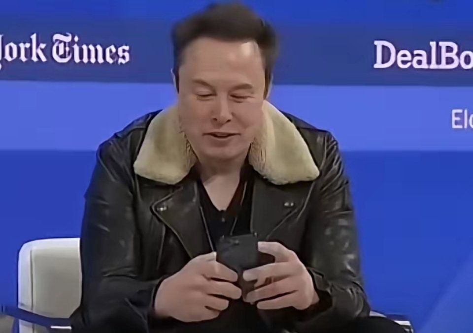 有人好奇特斯拉老板马斯克一天会花多少时间在手机上，马斯克从裤后袋摸出手机，点开查
