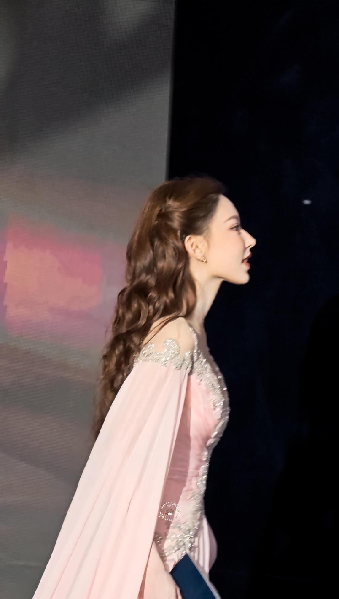 后台落座的程潇好美程潇美得好震撼被后台落座的程潇狠狠拿捏，粉色礼服配卷发，温柔