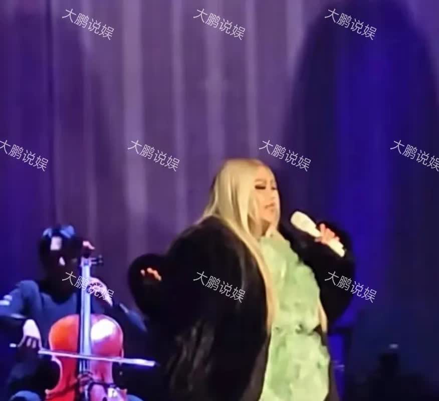 52岁的张惠妹开演唱会，结果因为一身皮草和发胖的身材，被大家一顿热议。舞台上她那