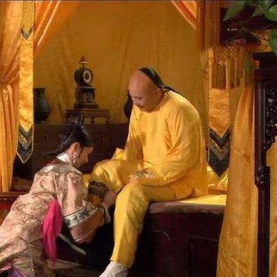 乾隆醒来，对一个宫女说，“你来伺候朕冲龙沟。”宫女听完后开心不已，赶紧回应，“奴