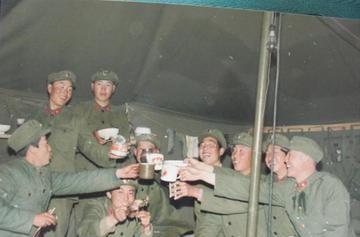 1986年，老山战场前线，大雨滂沱，61师师长刘登云站在指挥所门前若有所思，突然