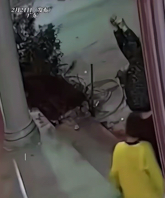 太惊险了！广东一男子，大年初二，带着3岁儿子回老家和亲人家庭聚会。说来也巧，吃饭