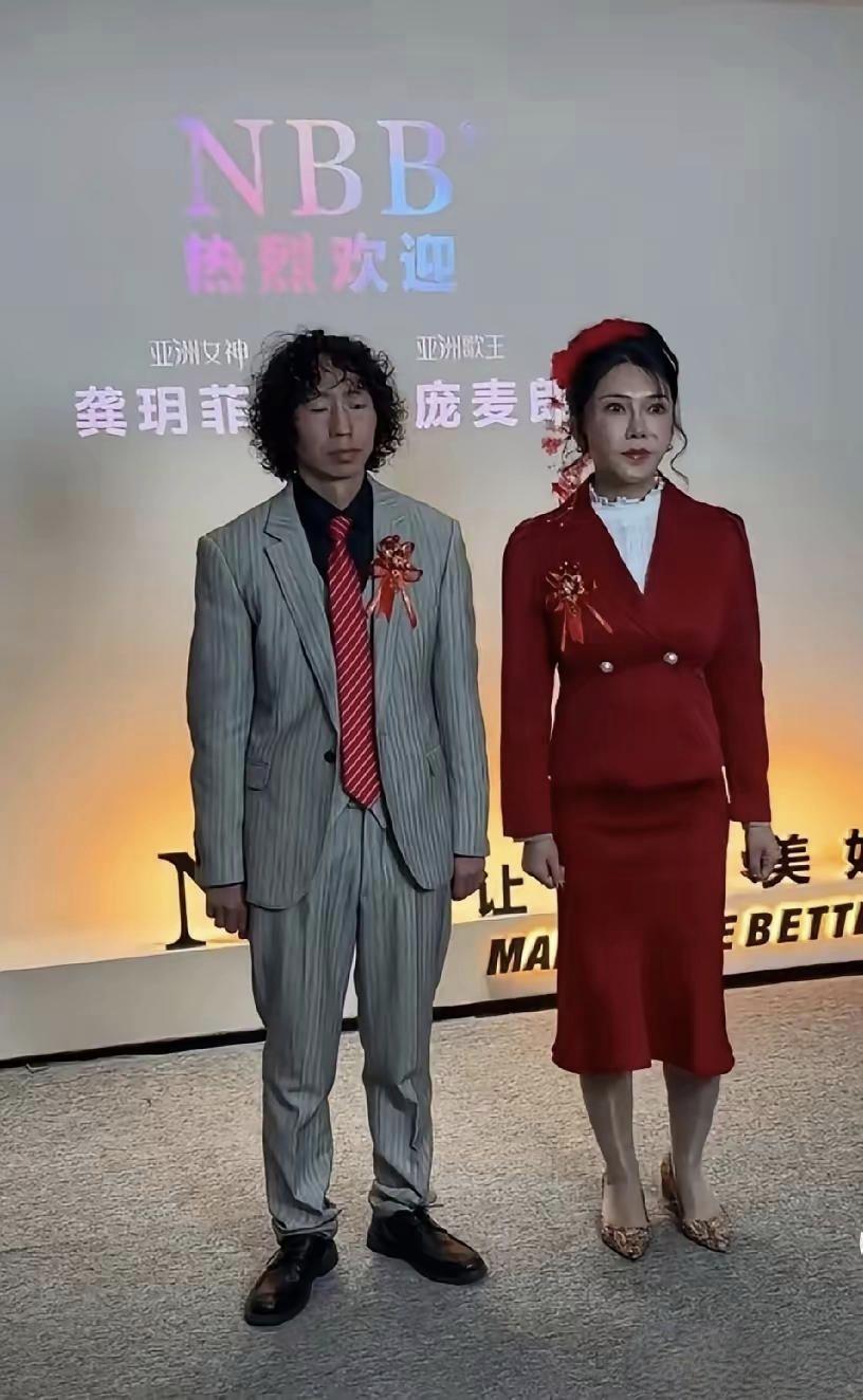 当庞麦郎为龚玥菲戴上钻戒，当“我们结婚了”的背景音乐循环播放，你以为这是一场迟来