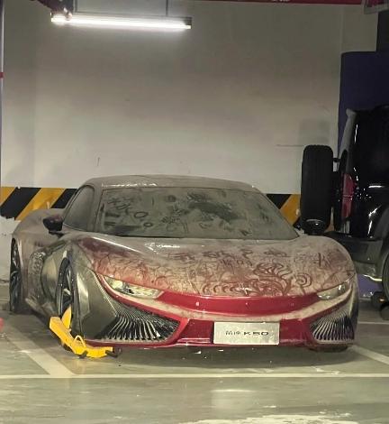 谁家的跑车，停几年了都没动，停车费都快赶上车费了！当年售价75万的纯电跑车，马