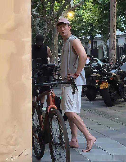 黄景瑜光脚锻炼，我发现，黄景瑜现在，他的身材真的很好，上身很健壮，腿呢也比较纤细