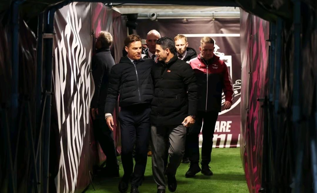 英超第10轮，伯恩利主场以0-2不敌阿森纳。伯恩利的主教练斯科特·帕克输的心服口