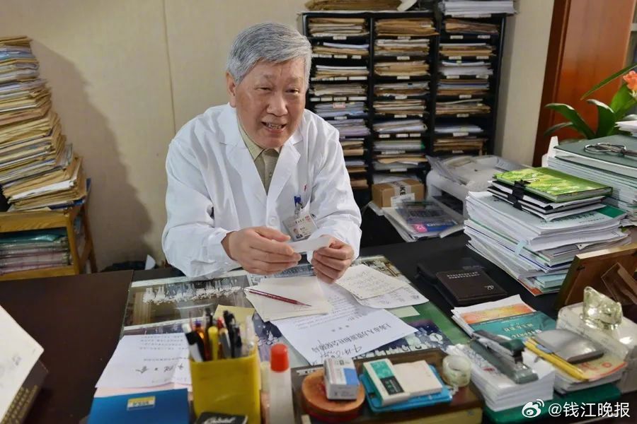 【#医学泰斗病逝当天还在医院上班#】据央视新闻报道，记者从复旦大学附属华山医院获