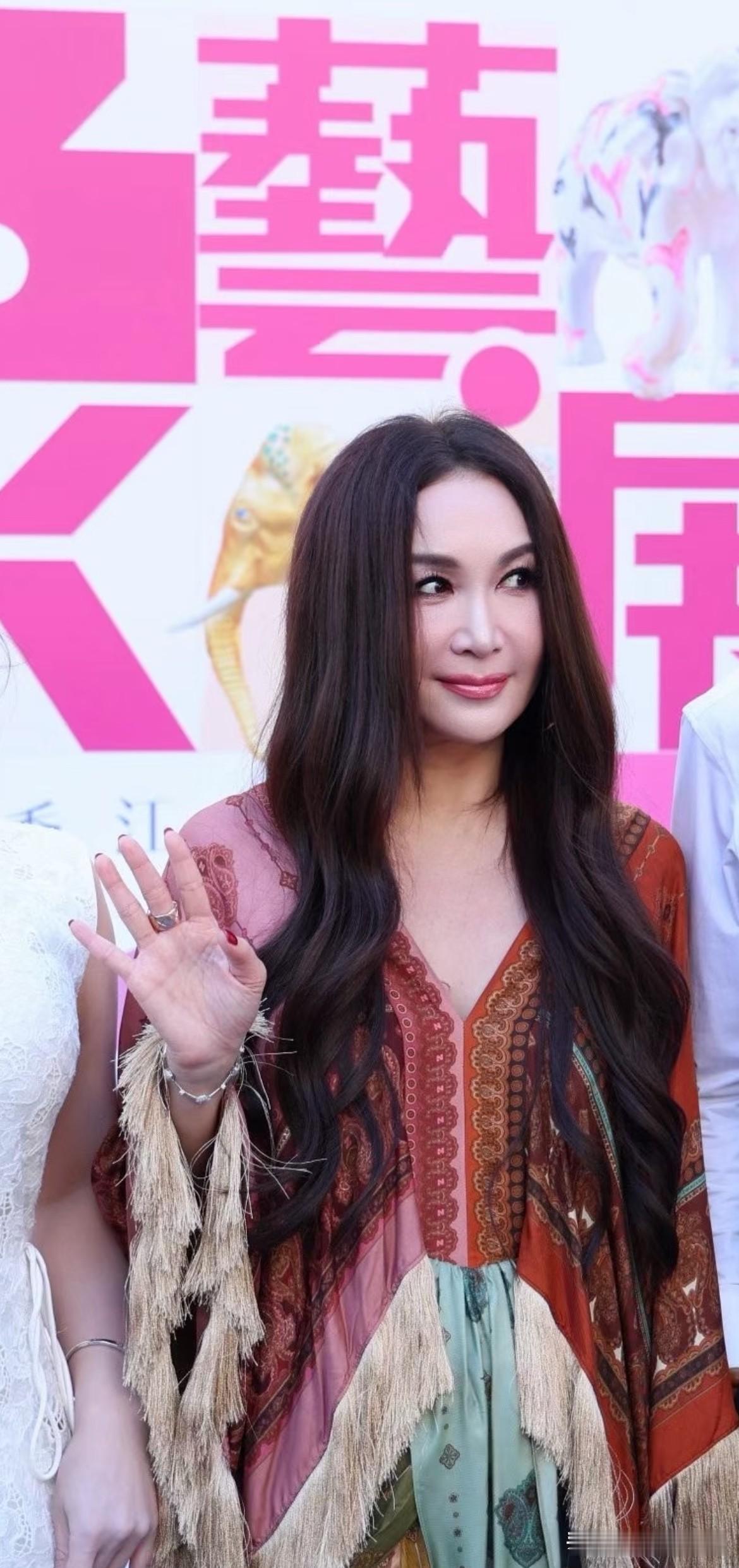 温碧霞的发量太惊人了！60岁的温碧霞最吸引我的不是她的容貌，身材，而是一头长