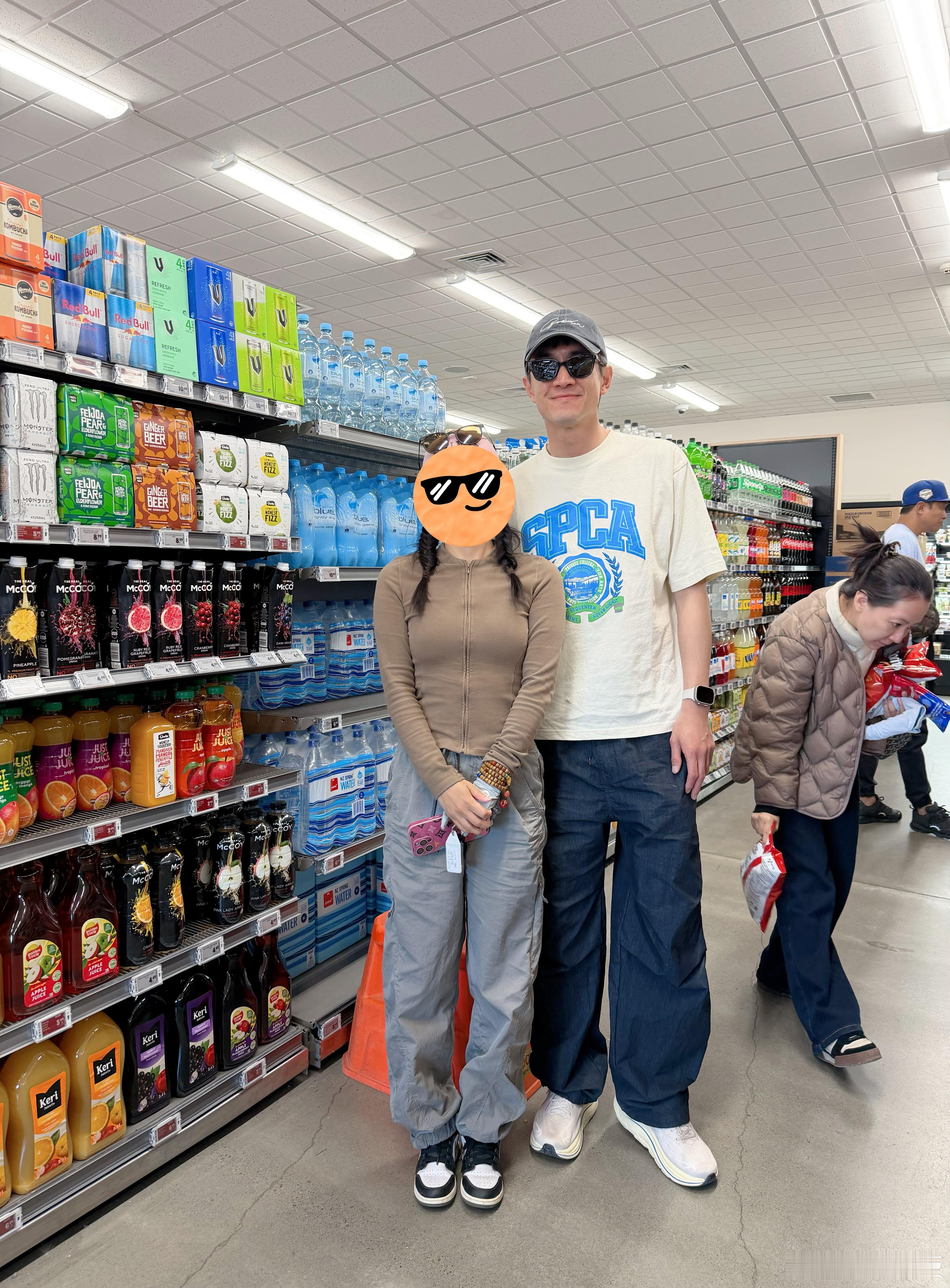 网友新西兰偶遇林更新哈哈果然中国人无处不在，面对路人的合影请求，林更新笑着配合，