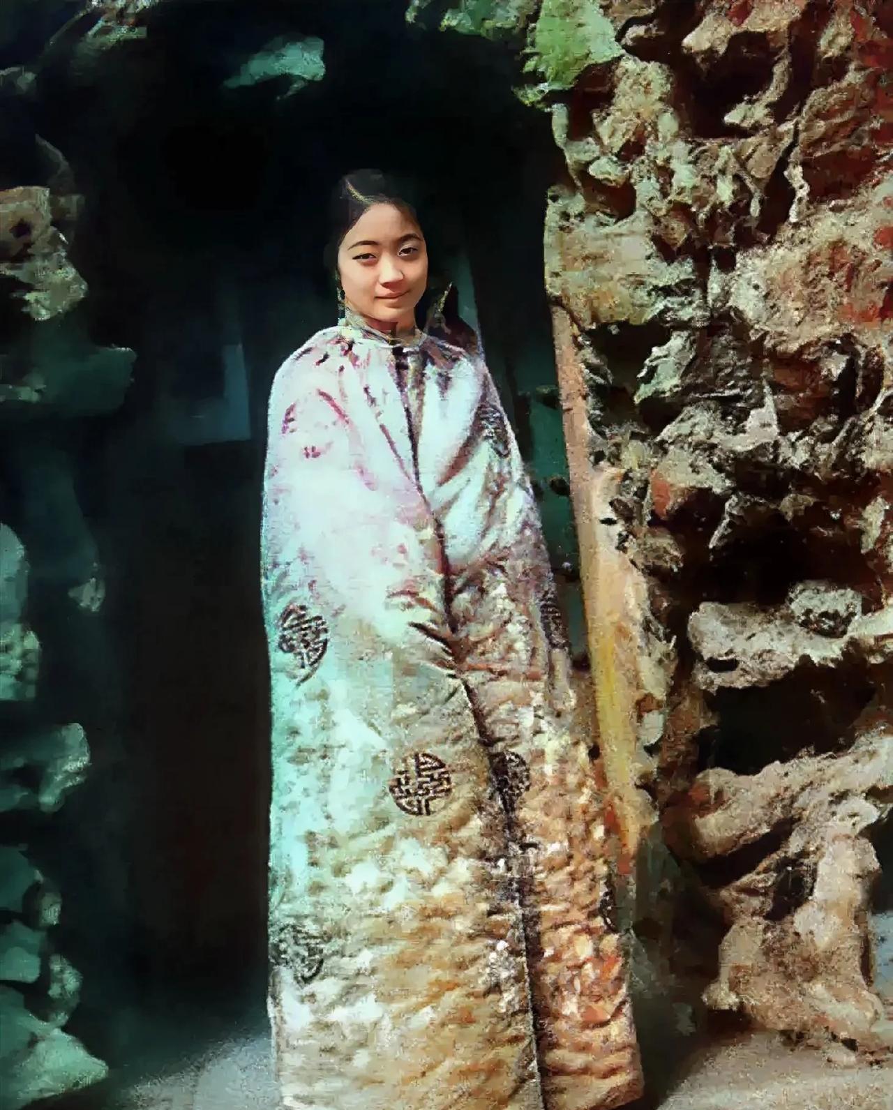 这是婉容皇后在御花园堆秀山前的一张留影老照片，拍摄于1922年。这并非演戏，也不
