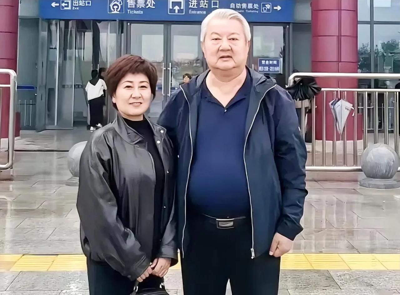 这是一张不多见的照片。这是他和他的女儿的一张合影。他曾是中国人民解放军三军仪