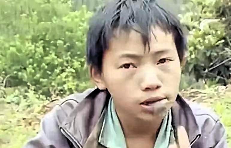 广西6岁男孩，父亲意外去世，母亲抛弃他带着弟弟离开，为了生存，他挖野菜、采野果，