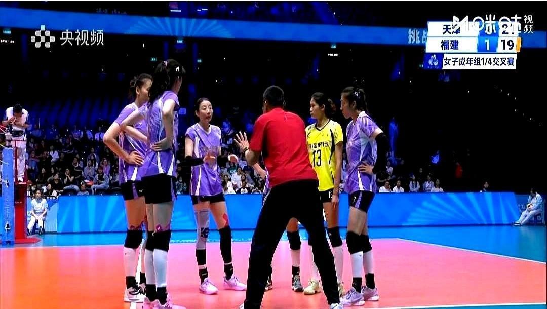 天津女排这球看得我心脏快停了。第二局本来打得顺风顺水，结果对手一换人，发球策