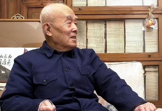 1994年，季羡林的妻子彭德华去世，要4万丧葬费。季羡林对儿子说：“我出2万，你