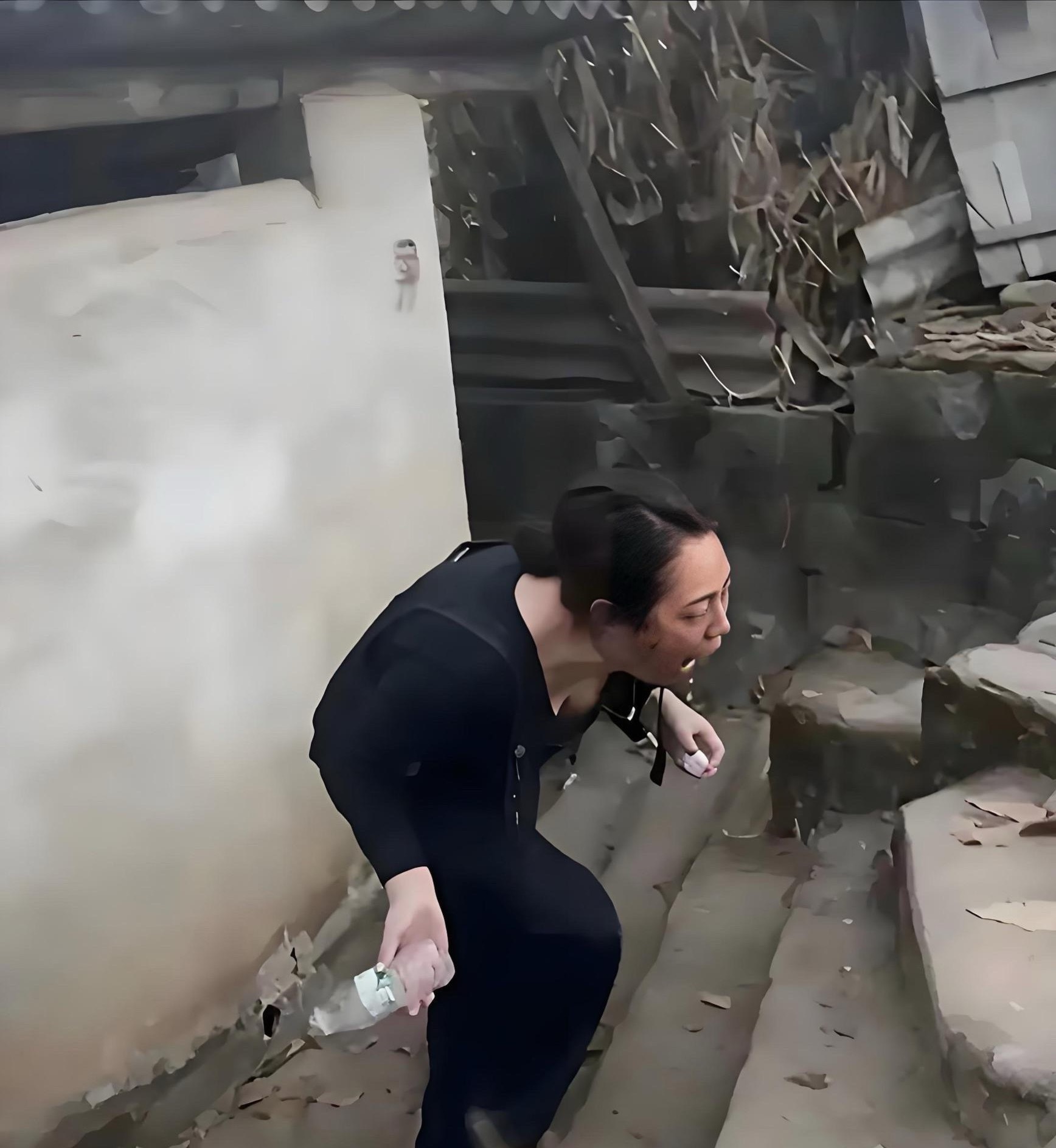 上这种厕所还敢玩手机