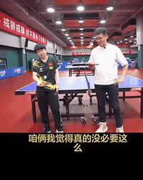 中国日报社的体育记者石甫天，在国乒训练基地对孙颖莎的采访时发生趣一幕。记者要和