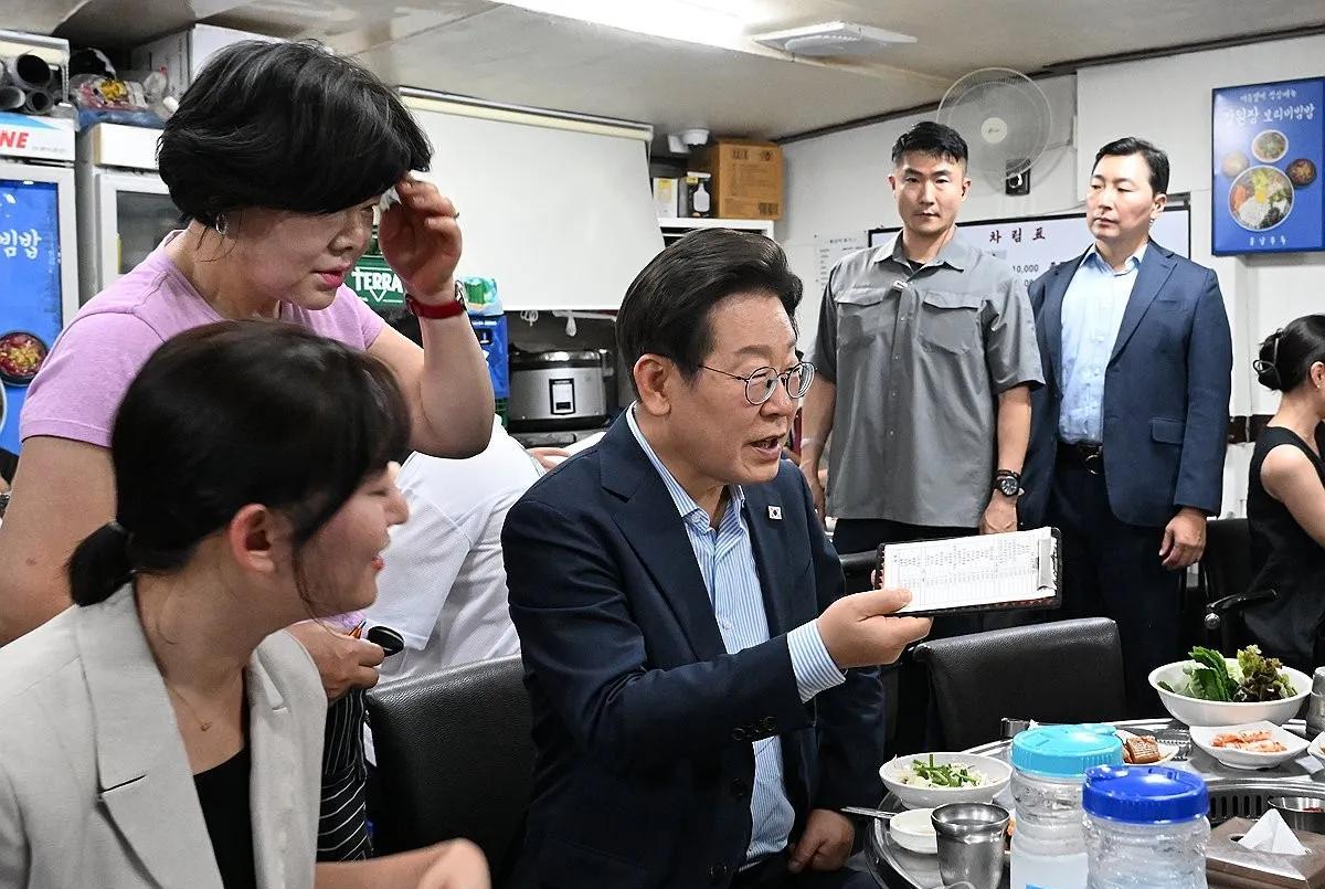 不管是哪国，善待国民就是好领导！韩国总统李在明于1日与一名因过度劳累晕倒被送急