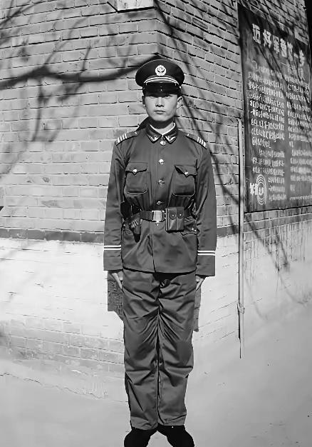 1993年，武警杨胜清回家，撞见姐姐杨文芹和光棍李存华在屋里瞎搞。姐夫奎永章失踪