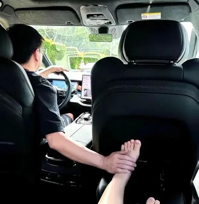 我的一位女同事告诉我，她老公很喜欢她的脚，晚上睡觉的时候抱着她的脚睡，开车的时候
