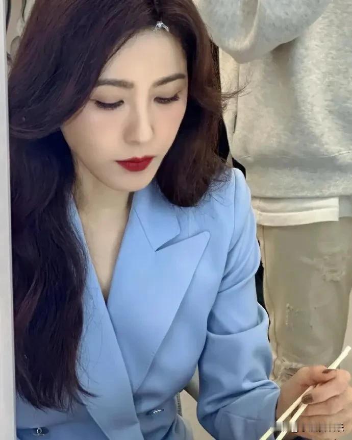 曾黎不愧是中戏校花，公认的大美女，本人又瘦又高又白，大气端庄气质特别好。​​​