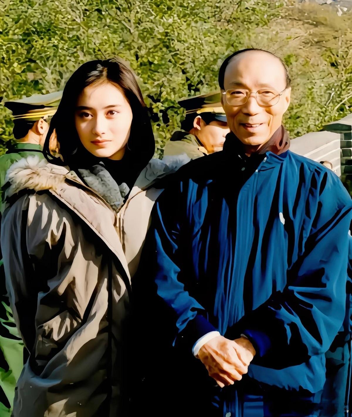 1991年邵逸夫与17岁演员陈德容长城合影！