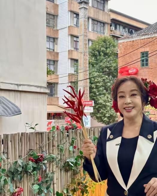 标准的媒婆装扮[大笑][大笑][大笑]