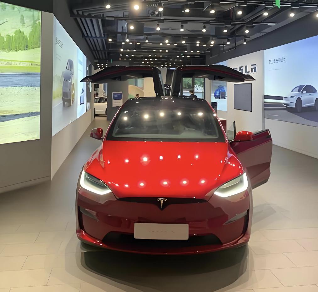 相对于其他汽车人，马斯克显然果断的多！28日，特斯拉宣布停止在其美国加州工厂生