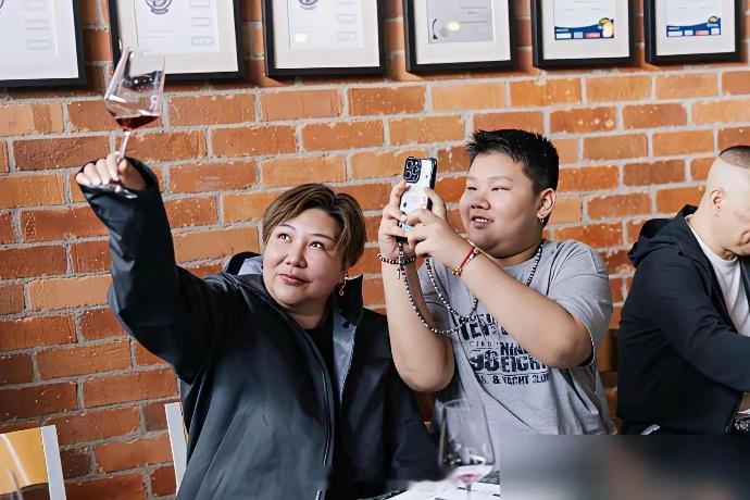 德云社近50人杀到墨尔本，不住酒店，直接包圆了郭德纲的私人庄园！你以为是临时租的