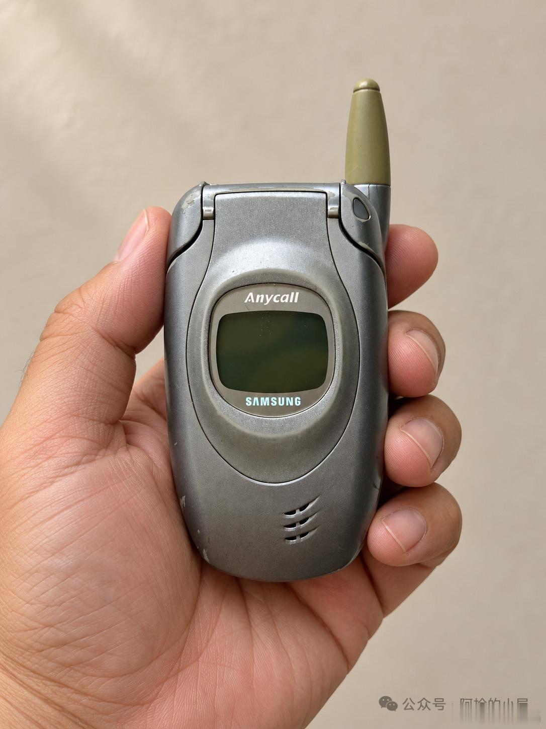 我的第一款手机2002年，一台三星T108，卖7600块。那时候一个普通工人，一个月工资也就一千多。