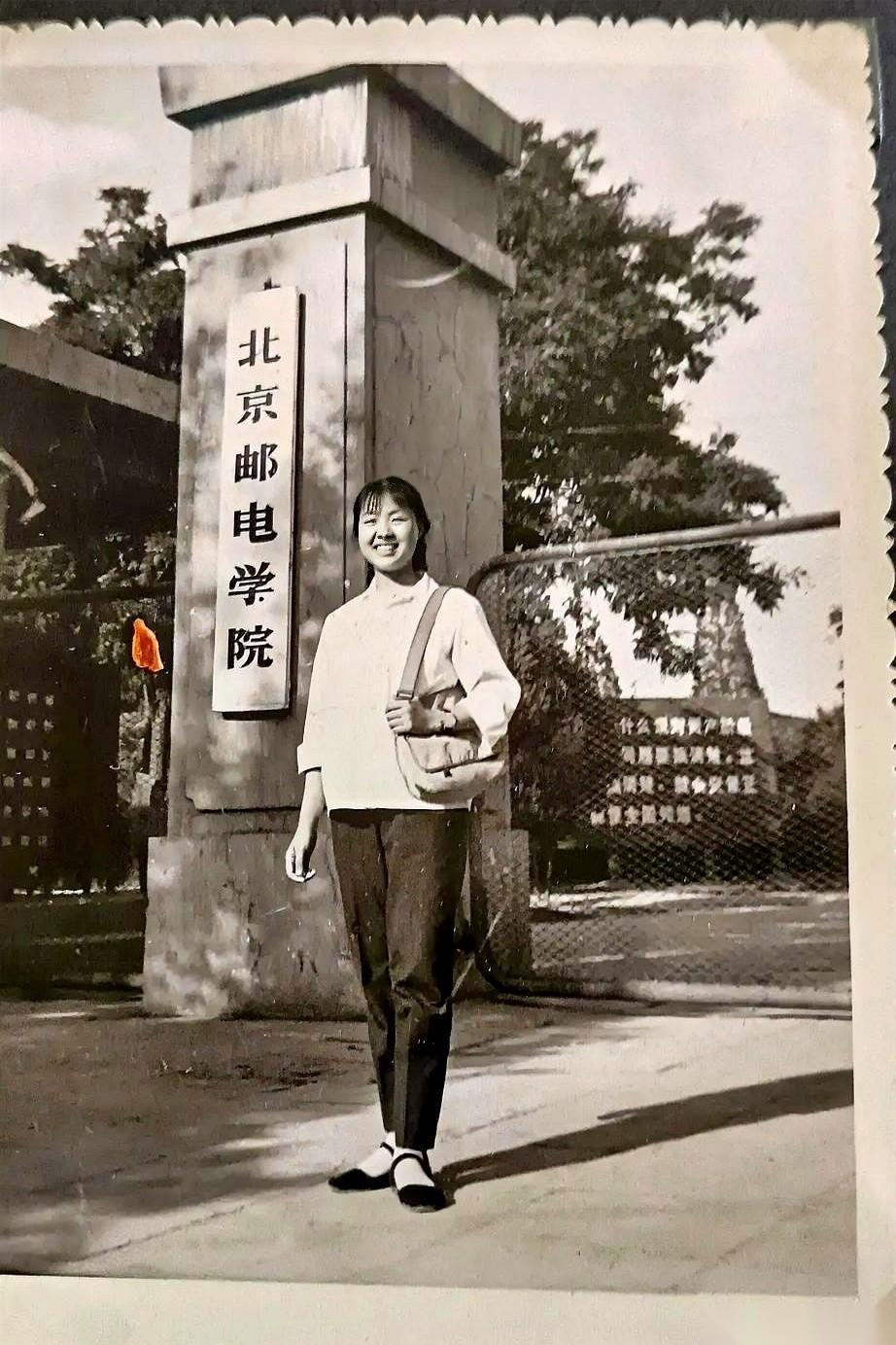 一张48年前的老照片，北京邮政学院。照片里的姑娘，两条大辫子垂在肩上，一身洗得