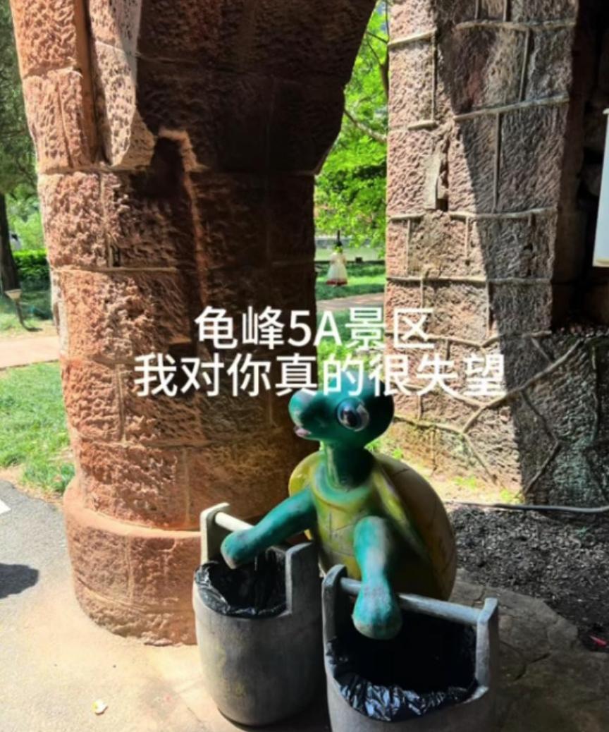 离谱！江西，一位妈妈带着女儿到景区旅游，女儿不小心受伤，景区的大叔帮忙上碘伏抹药