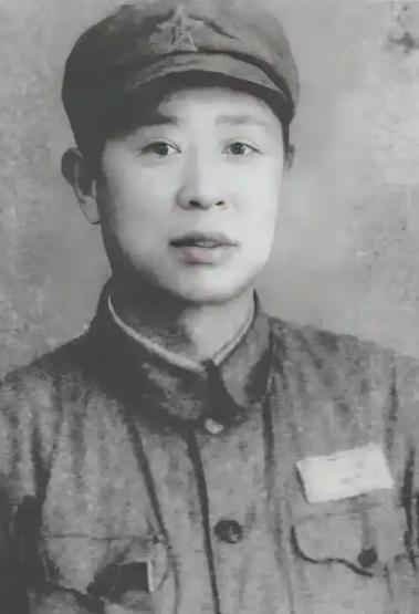 1945年，宁波日本宪兵队门口，队长铃木搬出2挺机枪、2部电台，送给一群正要“投