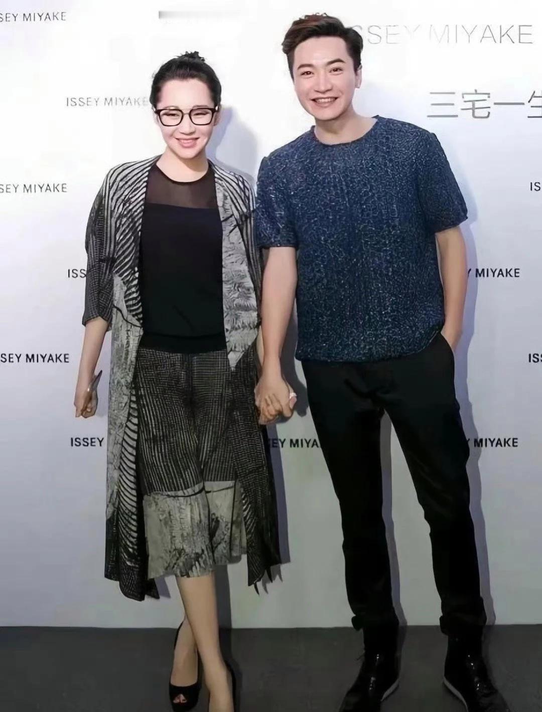 许晴虽然年纪不小了，但戴上眼镜别有一番韵味！