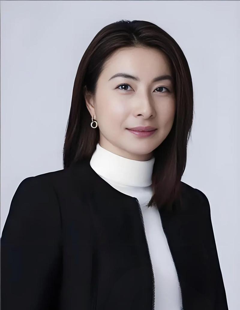 她站在霍家权力中心，却从不碰奢侈品。一个跳水皇后，如何让浪子回头。霍启山曾是