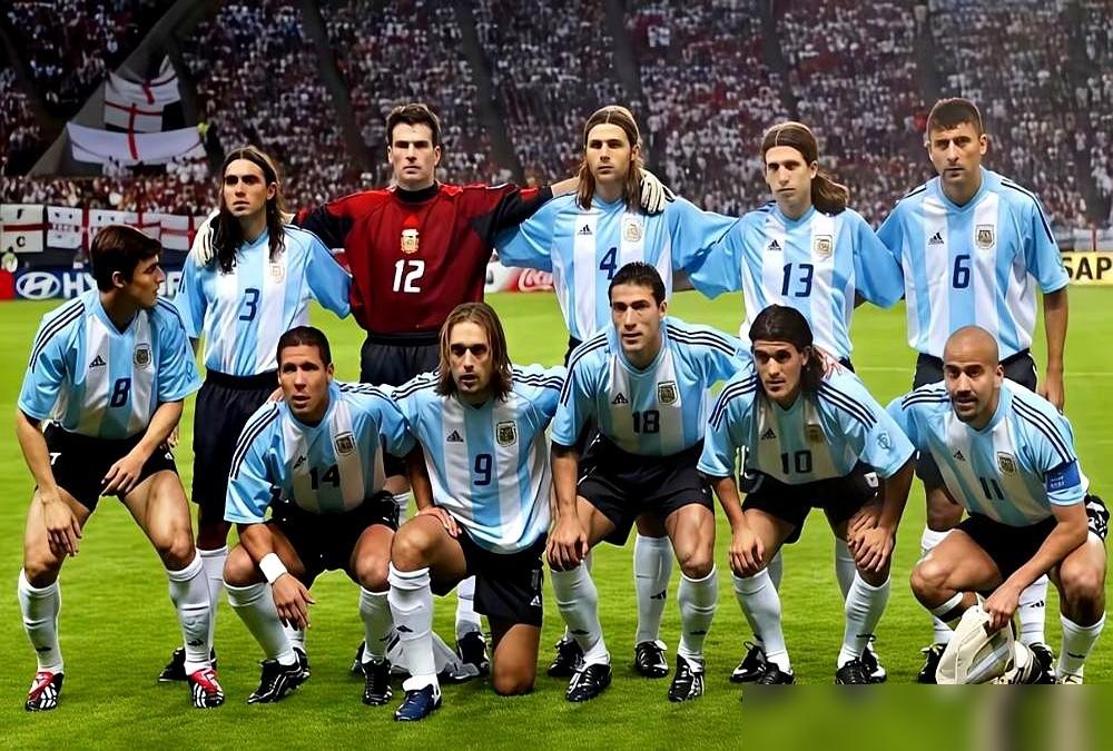 2002年世界杯，阿根廷队出局。一支球队，能同时拥有巴蒂、贝隆、里克尔梅、克雷