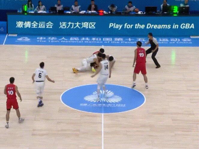 开局双方都拼得很凶啊，陈家政和佟佳俊拼地板球抢得超激烈确实没太看懂为啥每次都让佟