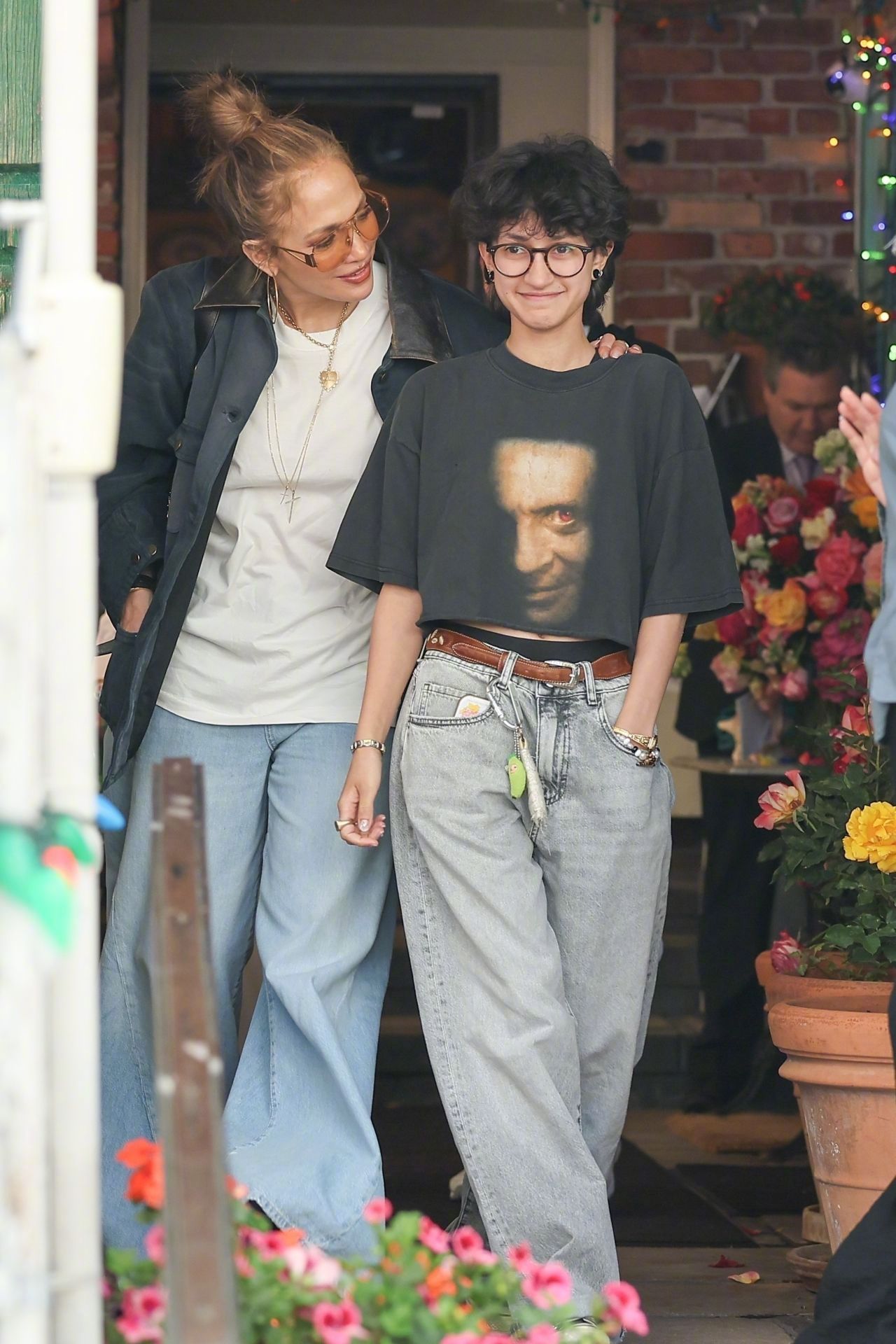 当地时间4月27日，詹妮弗·洛佩兹(JenniferLopez)与女