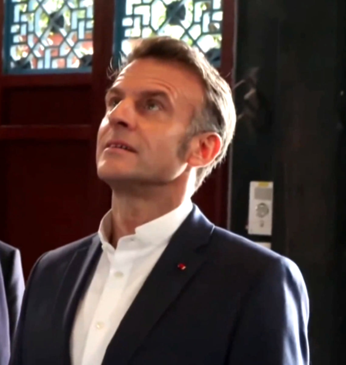 12月5日马克龙访华第三天参观都江堰，这回没有系领带，西服内搭立领口款式白衬衫，