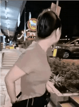 中秋节在外打工半年多的女子家团圆，因为囊中羞涩，两手空空什么礼物也没有买。到了家