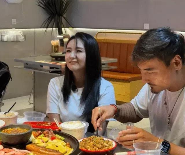 不怪那么多人喜欢她，路人镜头下都美若天仙。