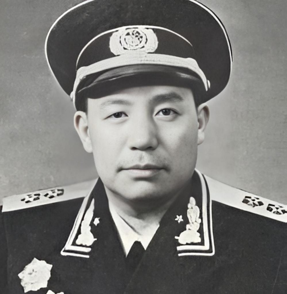 1962年，国庆庆典上。一人忽然跑过来和杜聿明打招呼：“杜聿明先生，别来无恙？”