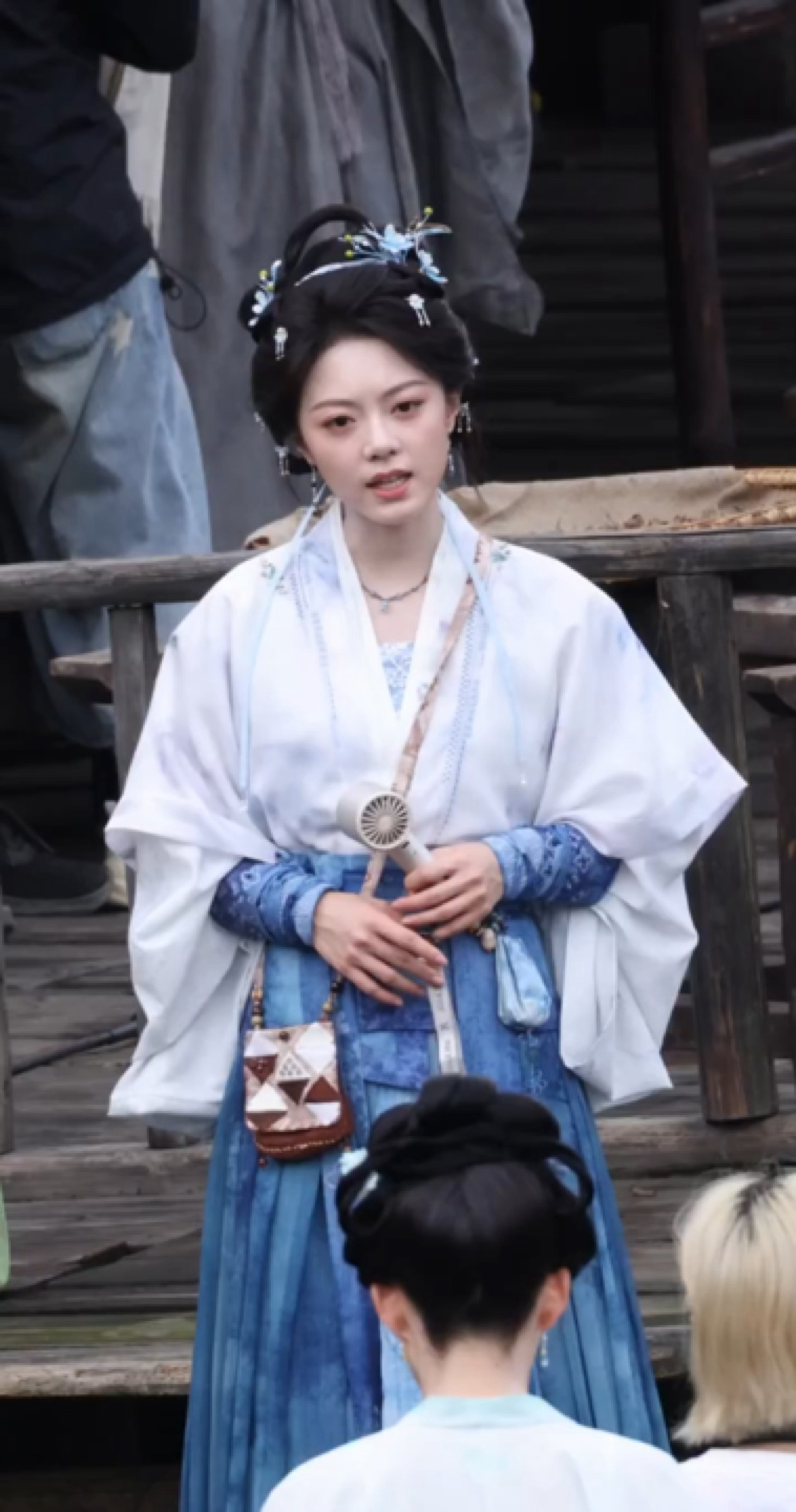 今天是🫐系新皮肤麦麦这个天气给孩子热懵了哎哟对面的小朋友找麦麦互动也依旧保持微
