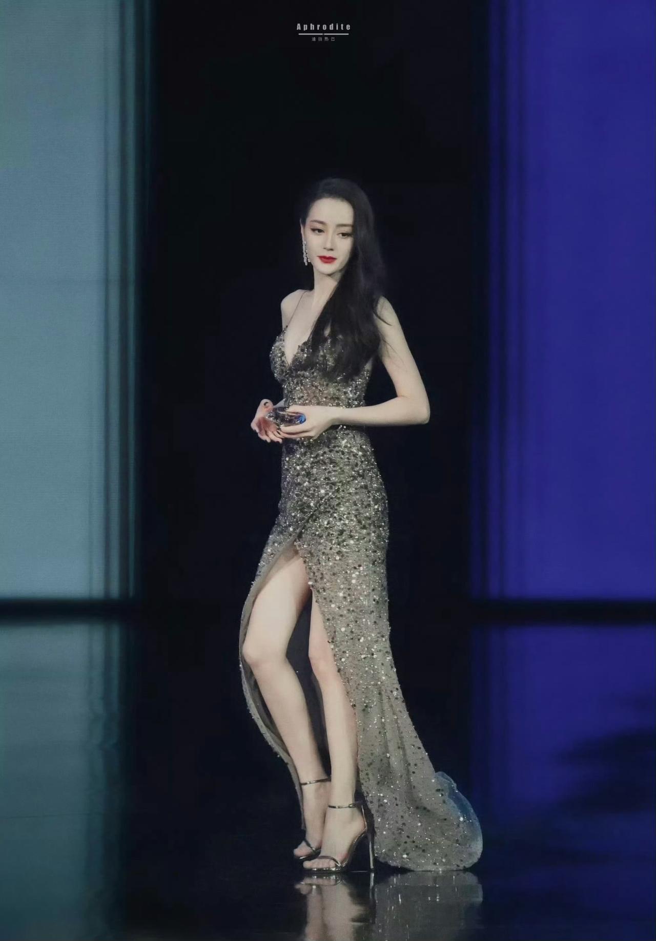 我对热巴这条星光大赏的造型印象很深，裙子很简单但是她穿起来摇曳生姿。还有GQ海边