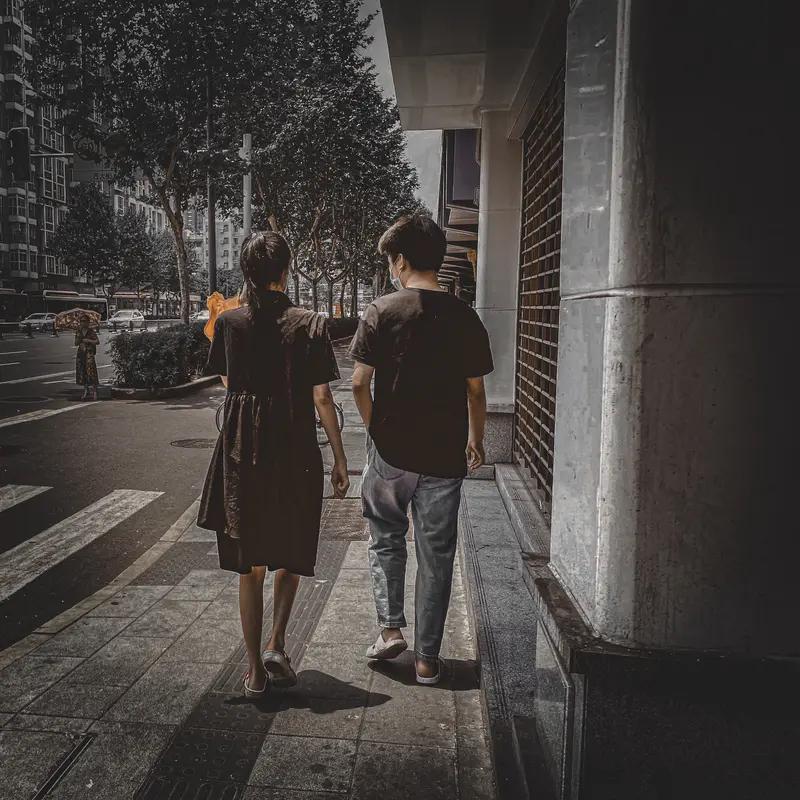20岁女孩18楼坠下奇迹生还！两年控制，40小时绝望逃亡18层高楼一跃而下，