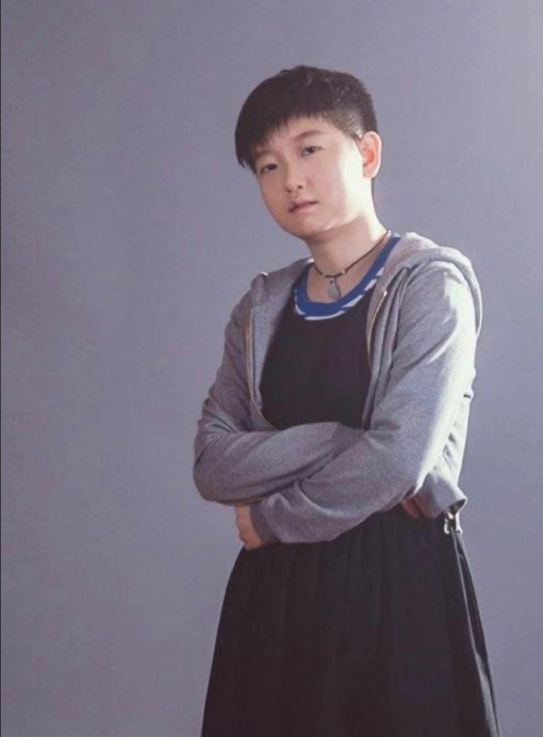 穿小裙裙的莎莎。很少看到莎莎穿裙子吧。常年以运动服示人，莎莎几乎不穿裙子。