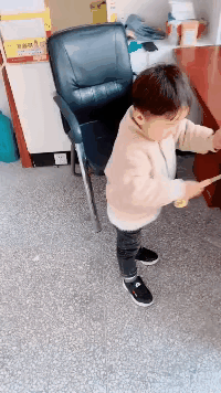 这孩子，一看就是个当木工的天才