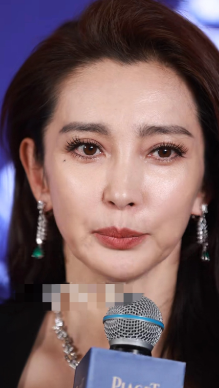 52岁李冰冰，真实状态。人到了一定得年龄，不管你怎么医美，哪怕你皮肤依然细腻，没